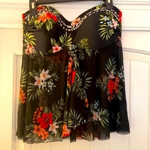 Super cute Strapless Tankini top. Size L.